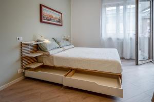 a bedroom with a bed with open shelves at Appartamento con terrazzo alla porte di Como in Lipomo