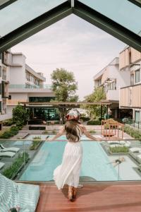 Bazén v ubytování Crystal Srivaree Suvarnabhumi Hotel nebo v jeho okolí