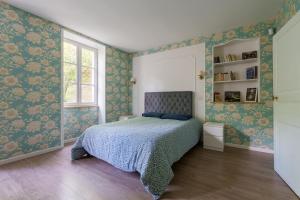 a bedroom with a bed and a window at La Maison et son jardin sur le Canal de Bourgogne in Ravières