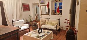 uma sala de estar com um sofá e uma mesa em HOSTEL bANANA em Tânger