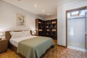 una camera da letto con un letto grande e una finestra di Casa Magó a Espinho