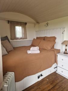a bedroom with a large bed with white towels on it at Les trois bergers in Serley