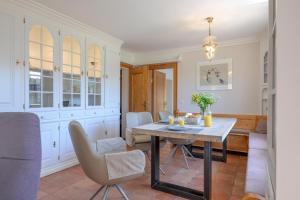 Posezení v ubytování Haus Westsee EG mit Garten
