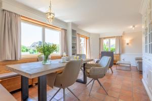 Posezení v ubytování Haus Westsee EG mit Garten