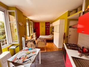 een keuken met gele en rode muren en een tafel bij Principessa Como close to the lake in Como