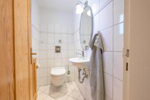 Koupelna v ubytování Haus Westsee EG mit Garten