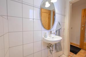 Koupelna v ubytování Haus Westsee EG mit Garten