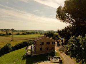 an old house in the middle of a field at Villa Altrove in Montemarciano