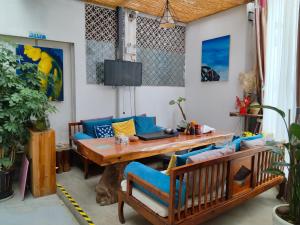 a living room with a table and a couch at Erhaike Seaview Inn in Dali