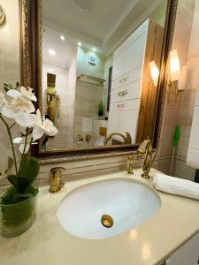 Ένα μπάνιο στο Sea View Apartments Residence Лазурен бряг