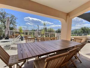 Un balcon sau o terasă la VILLA CARAMONTINU SERENA à Pinarello, proche plage, vue mer, piscine chauffée