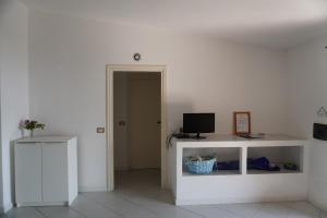 a room with a desk with a computer on it at Roccette OndaTURCHESE, Vista Mare e Jacuzzi Privata in Costa Paradiso +27 photos