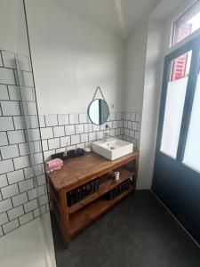 a bathroom with a sink and a mirror at Chez Léa-Magnifique maison au centre-ville in Chaumont