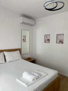 a bedroom with a bed with towels on it at Villa Oliver in Hamallë
