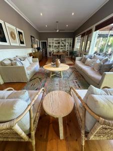 un soggiorno con divani e un tavolo di The Retreat a Chum Creek