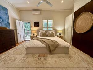 una camera da letto con un letto grande e un ventilatore a soffitto di The Retreat a Chum Creek Altre 50 foto