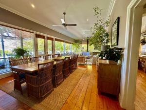 una sala da pranzo con un lungo tavolo e sedie di The Retreat a Chum Creek