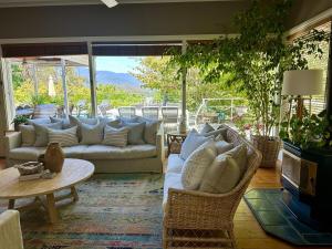 un soggiorno con un divano e un tavolo di The Retreat a Chum Creek
