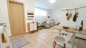 Kuchyň nebo kuchyňský kout v ubytování Relaxing Studio Apt 1 min to Highway Parking