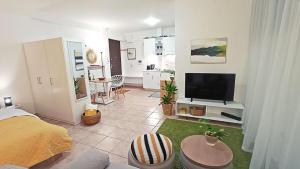 Gambar di galeri bagi Relaxing Studio Apt 1 min to Highway Parking di Athens