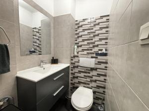 Un baño con un inodoro blanco y un lavabo. en Joli studio hypercentral, en Saint-Claude 8 fotos más