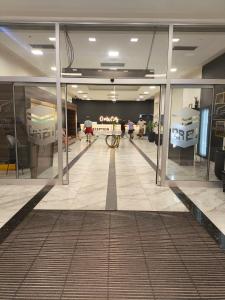 een blik op een lobby met mensen in een gebouw bij Orbi City 61 in Batoemi +23 foto's
