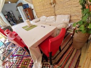 Uma área de estar em HOSTEL bANANA