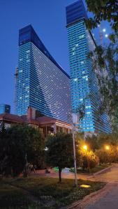 een groot gebouw met twee hoge wolkenkrabbers bij Orbi City 61 in Batoemi