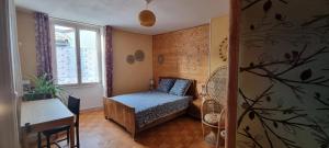 Ένα ή περισσότερα κρεβάτια σε δωμάτιο στο Appartement duplex
