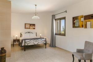 A bed or beds in a room at Villa Helios