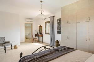 A bed or beds in a room at Villa Helios