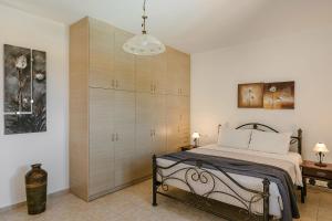 A bed or beds in a room at Villa Helios