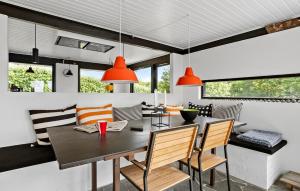 Un comedor con mesa y sillas en Awesome Home In Knebel, en Ørby