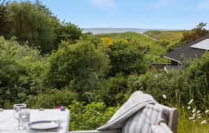 Una mesa con vistas al campo desde el jardín. en Awesome Home In Knebel, en Ørby 9 fotos más