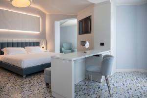 Postel nebo postele na pokoji v ubytování Grand Hotel