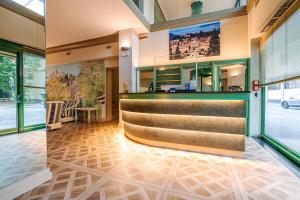 TV a/nebo společenská místnost v ubytování Crystal Hotel Varese