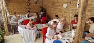un grupo de personas sentadas en mesas en un restaurante en HOSTEL bANANA, en Tánger