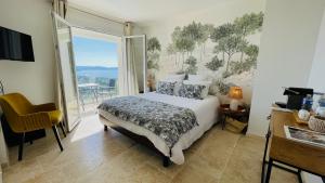 Villa Cacharelle Vue Mer Piscine客房内的一张或多张床位