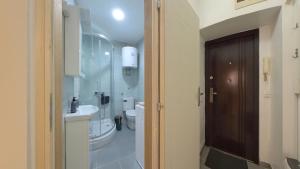 Un baño pequeño con inodoro y lavabo. en Center Point apartment, en Belgrado
