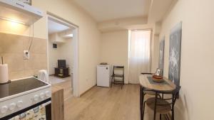 Una cocina con encimera y mesa en una habitación. en Center Point apartment, en Belgrado 7 fotos más