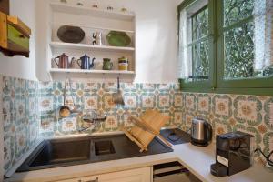 Η κουζίνα ή μικρή κουζίνα στο Torre Alpicella Holiday Home, a scenic escape!