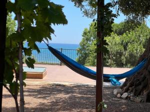 a hammock in a park with the ocean in the background at Villa Lon in Montroig