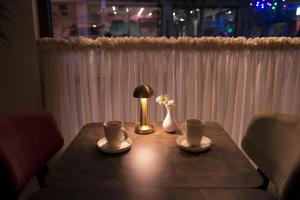 A restaurant or other place to eat at Smart and Simple Hotel Karakoy