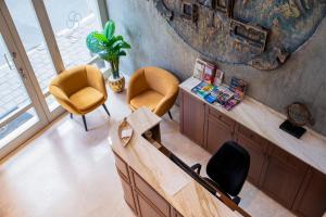 A seating area at Smart and Simple Hotel Karakoy