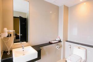 Koupelna v ubytování C Hotel Bangna + 3 fotografie
