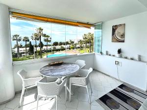 Un comedor con mesa y sillas y una ventana. en Amazing sea view apartment in Miraflores, en La Cala de Mijas