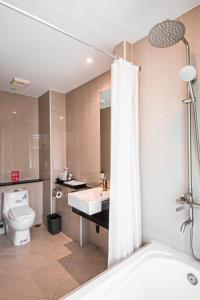 Koupelna v ubytování C Hotel Bangna