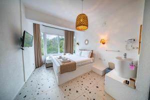 Postel nebo postele na pokoji v ubytování Thanos Hotel