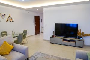 Μια τηλεόραση ή/και κέντρο ψυχαγωγίας στο Prestige Home Confort & Élégance