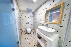 Koupelna v ubytování Thanos Hotel + 37 fotografií